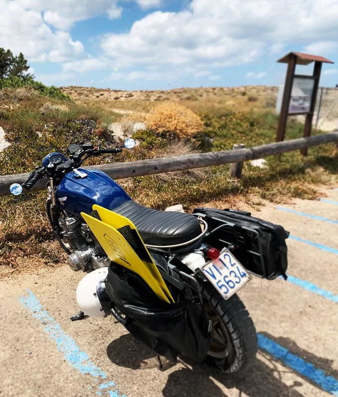 Even on a motorbike it is no problem to travel with our split kiteboard.